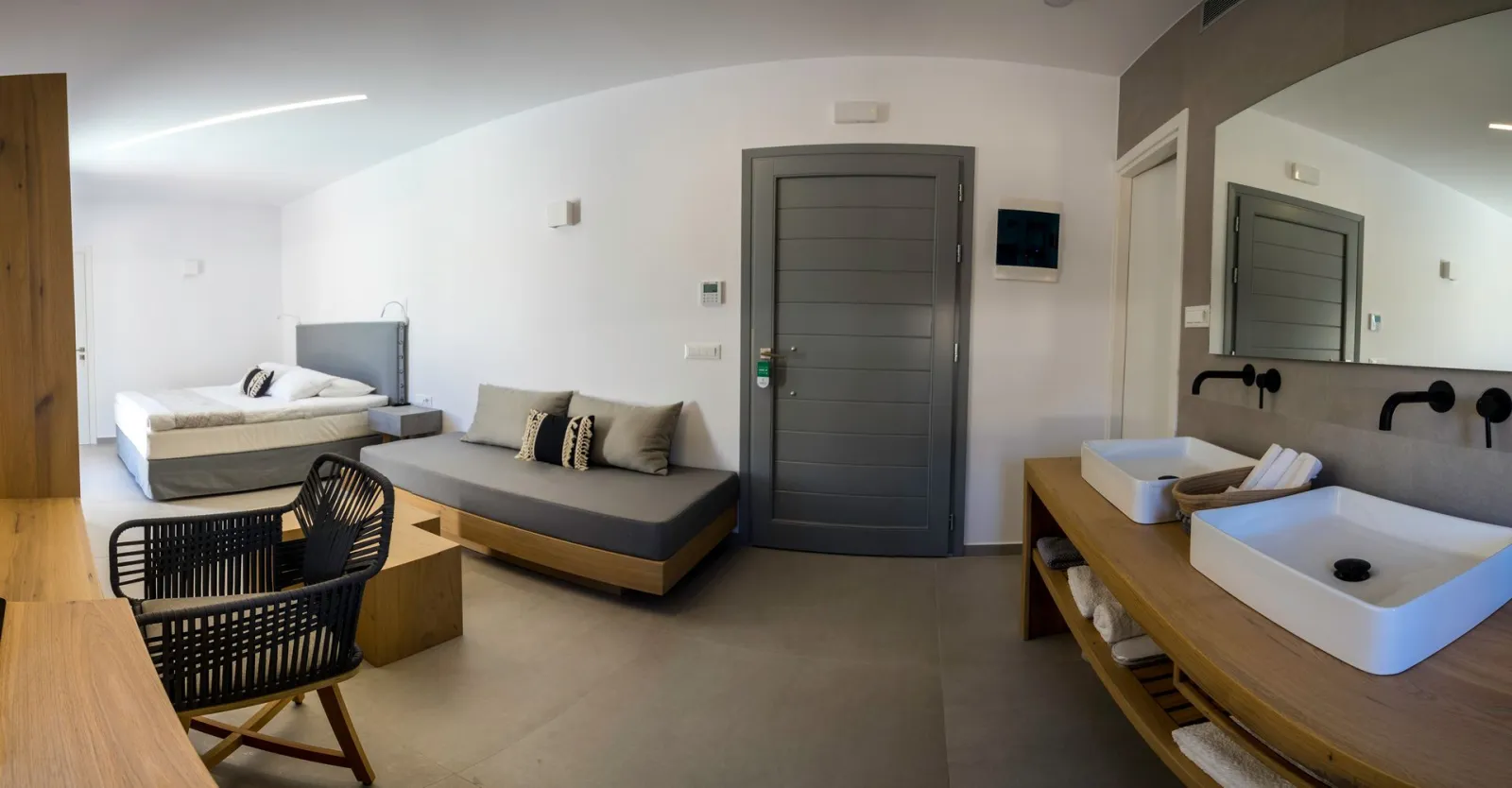 Family Suite with Beach View &amp; Jacuzzi