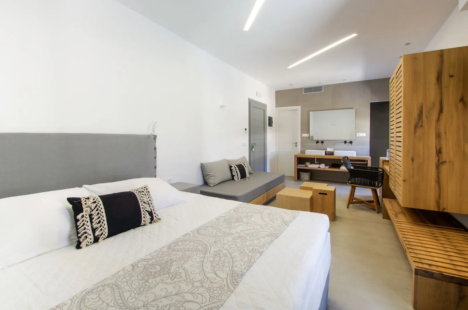 Family Suite with Beach View &amp; Jacuzzi