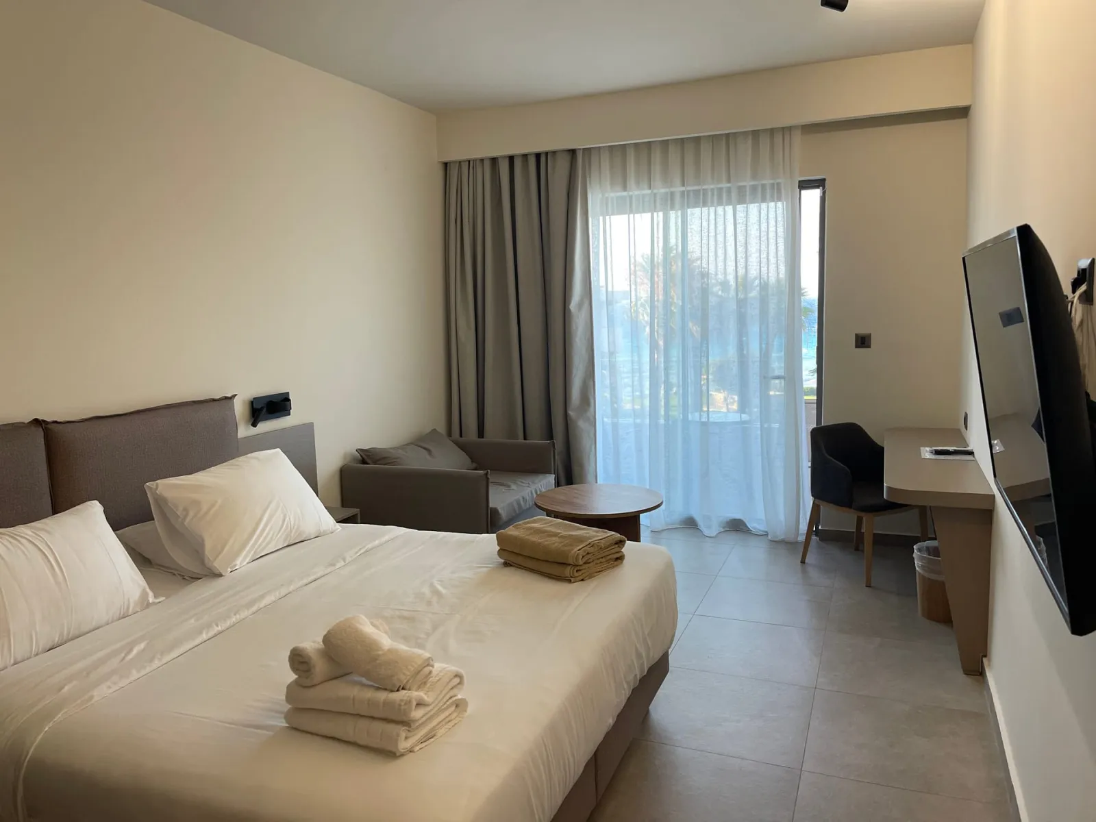 Deluxe Pool View Room