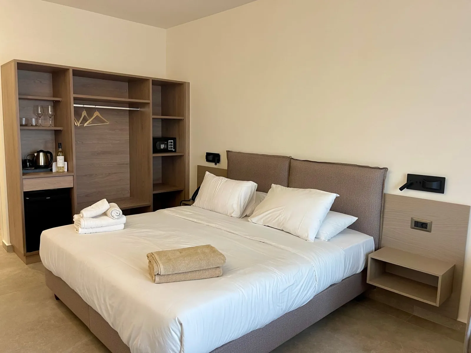 Lower Level Room with terrace fr