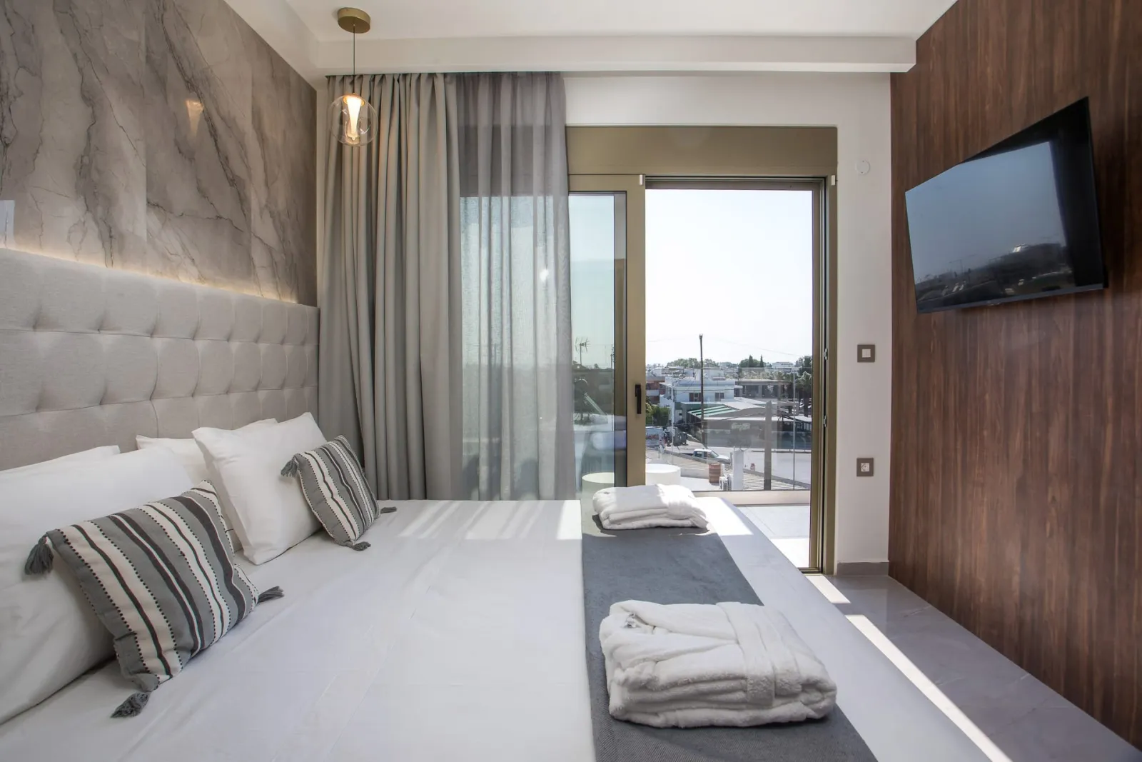 deluxe suite king size bed and jacuzzi