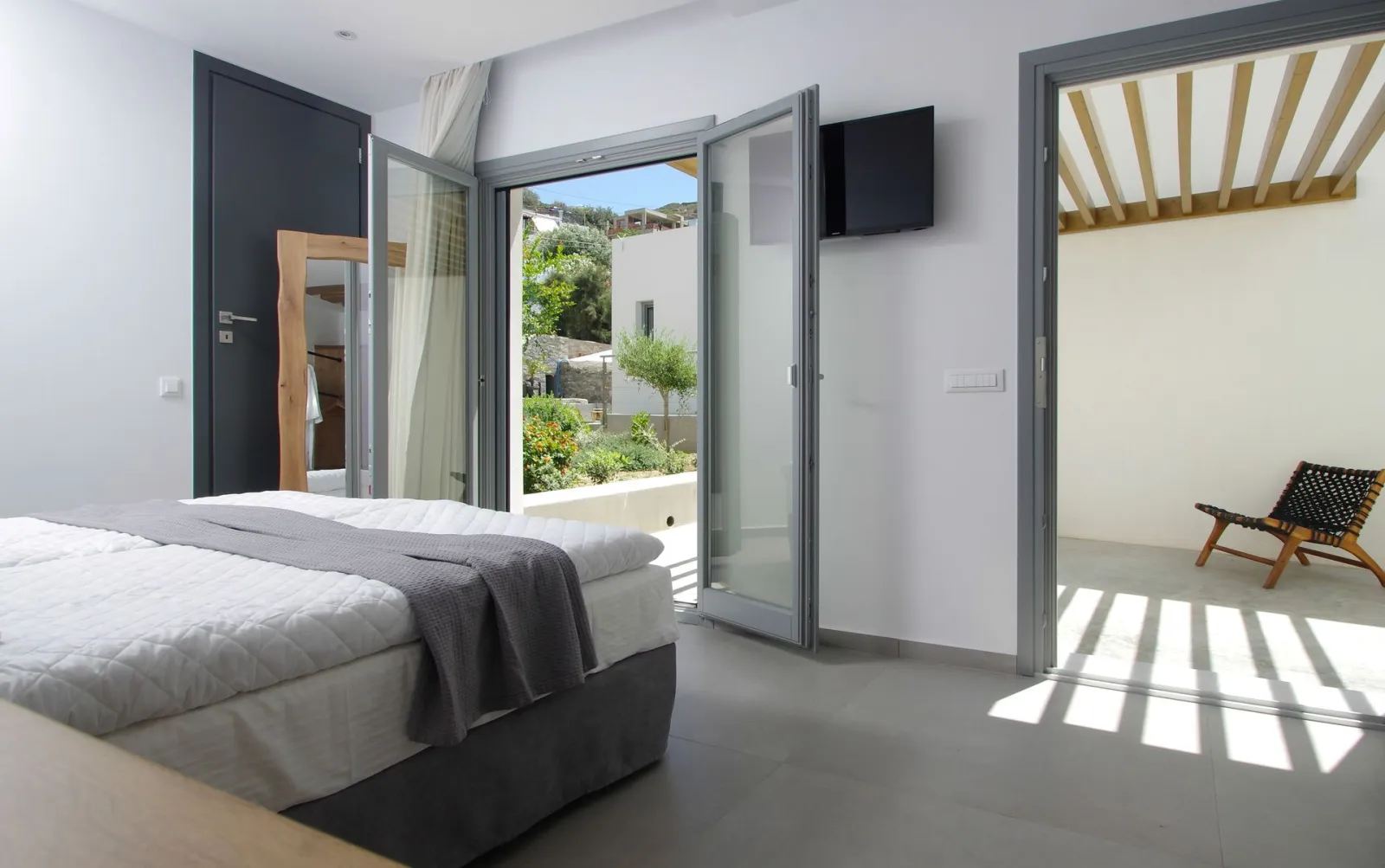 Executive Suite with Jaccuzi and garden view