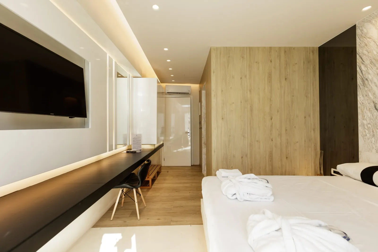 Junior Suite with Side Sea View