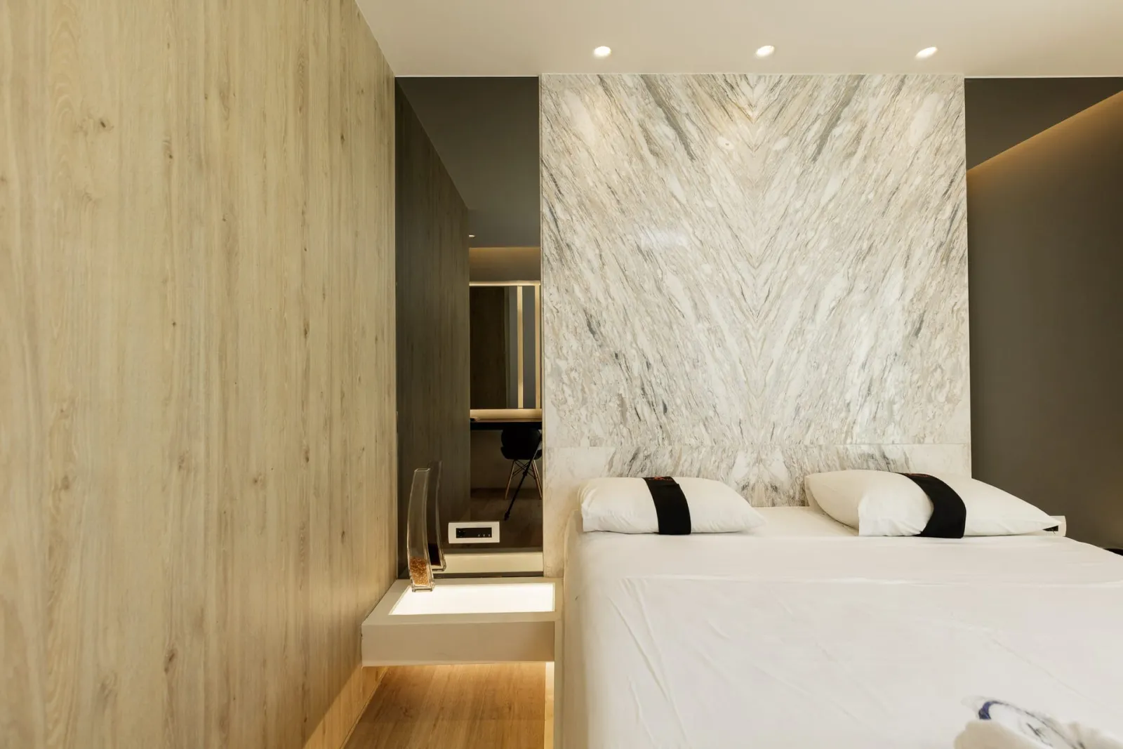 Junior Suite with Side Sea View