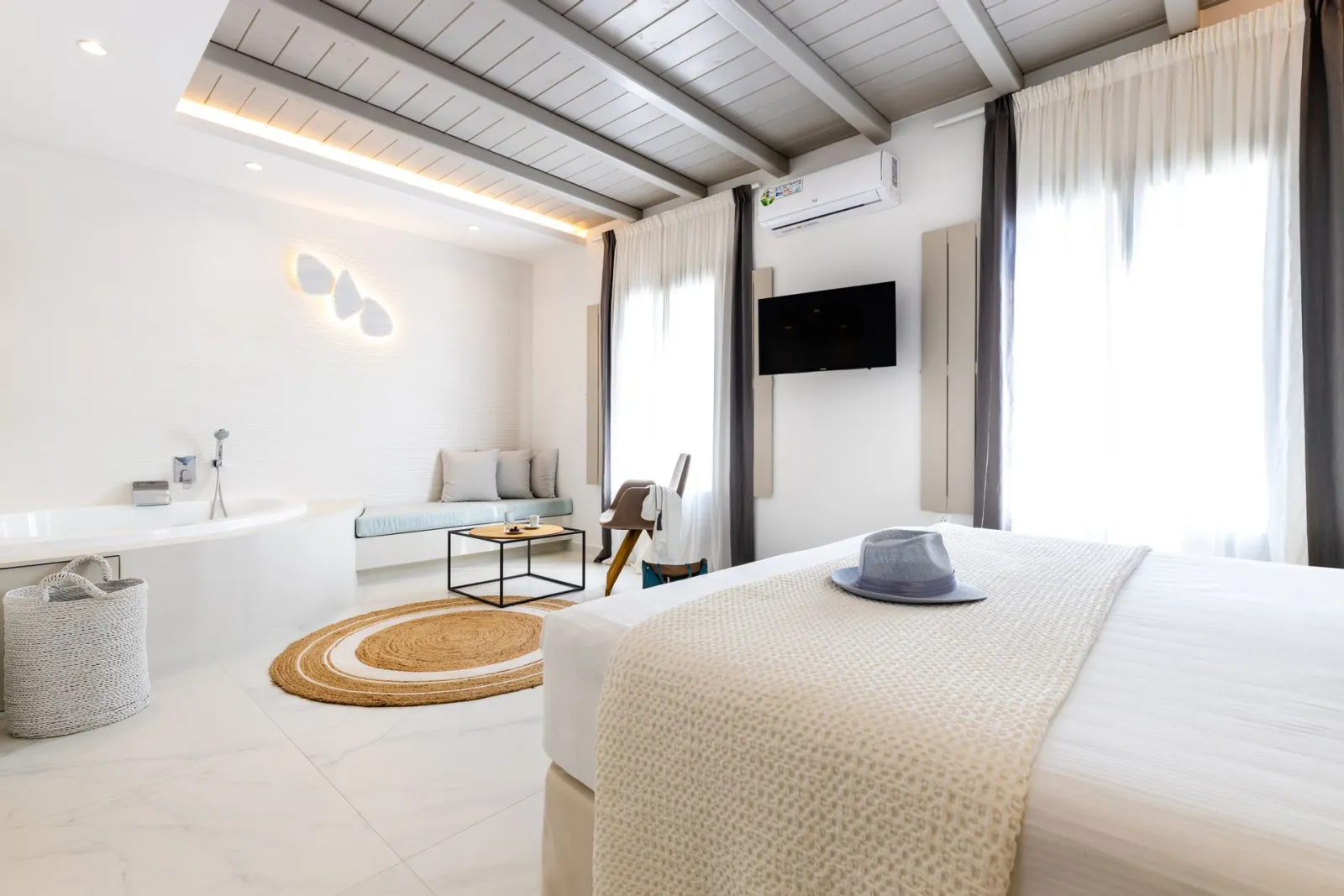 Junior Suite with Sea View and Spa Bath
