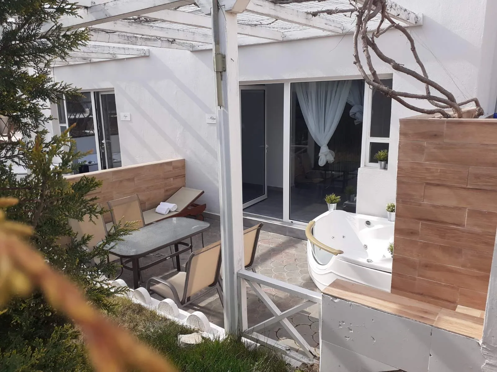 Suites with Outdoor Jacuzzi