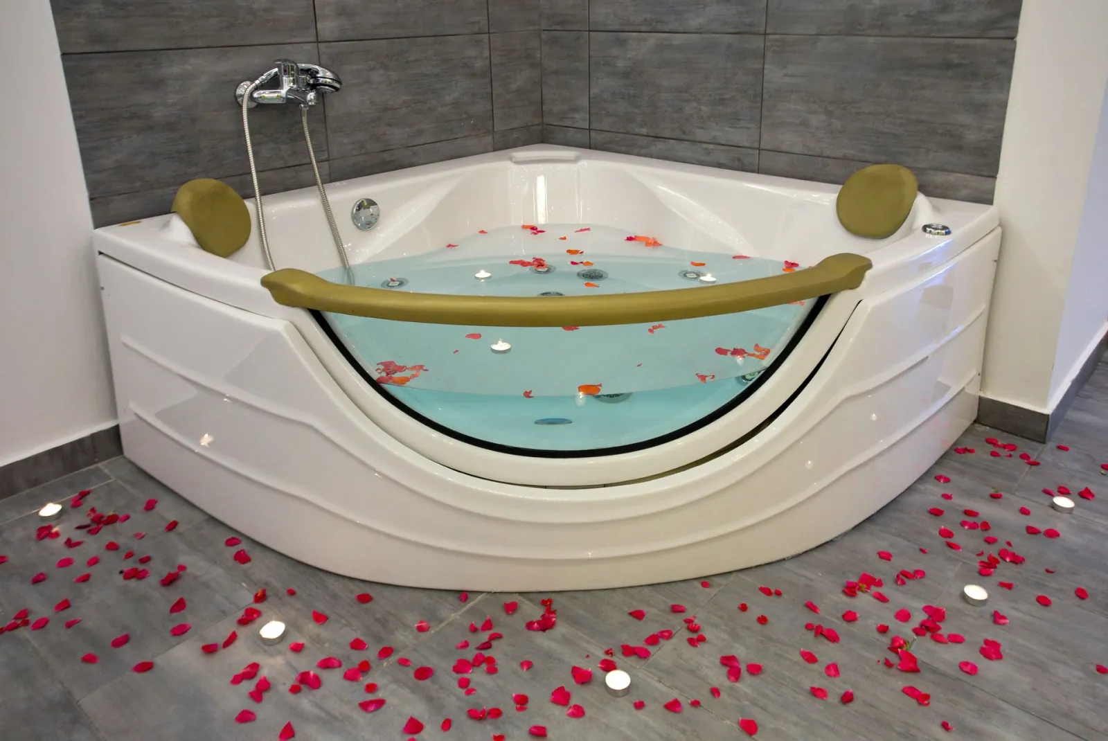 Suites with Outdoor Jacuzzi
