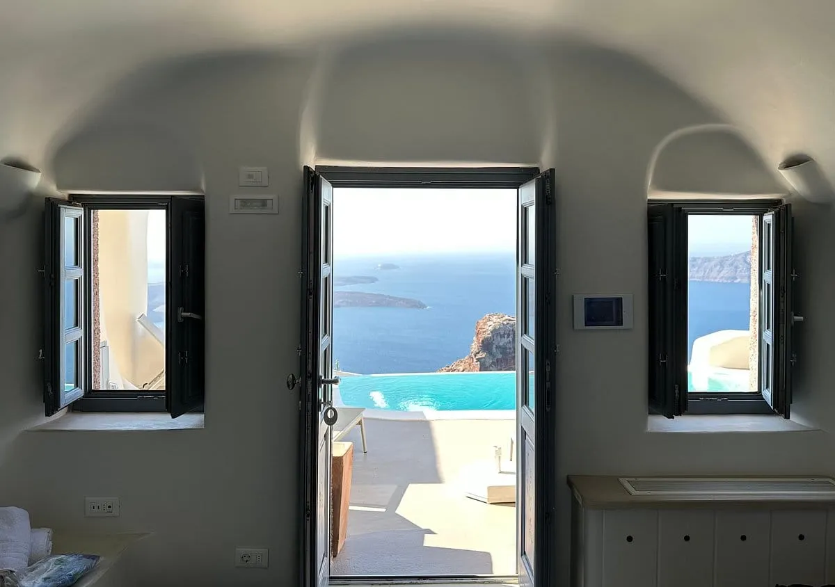 Poolfront Suite with Indoor Hot Tub & Caldera View