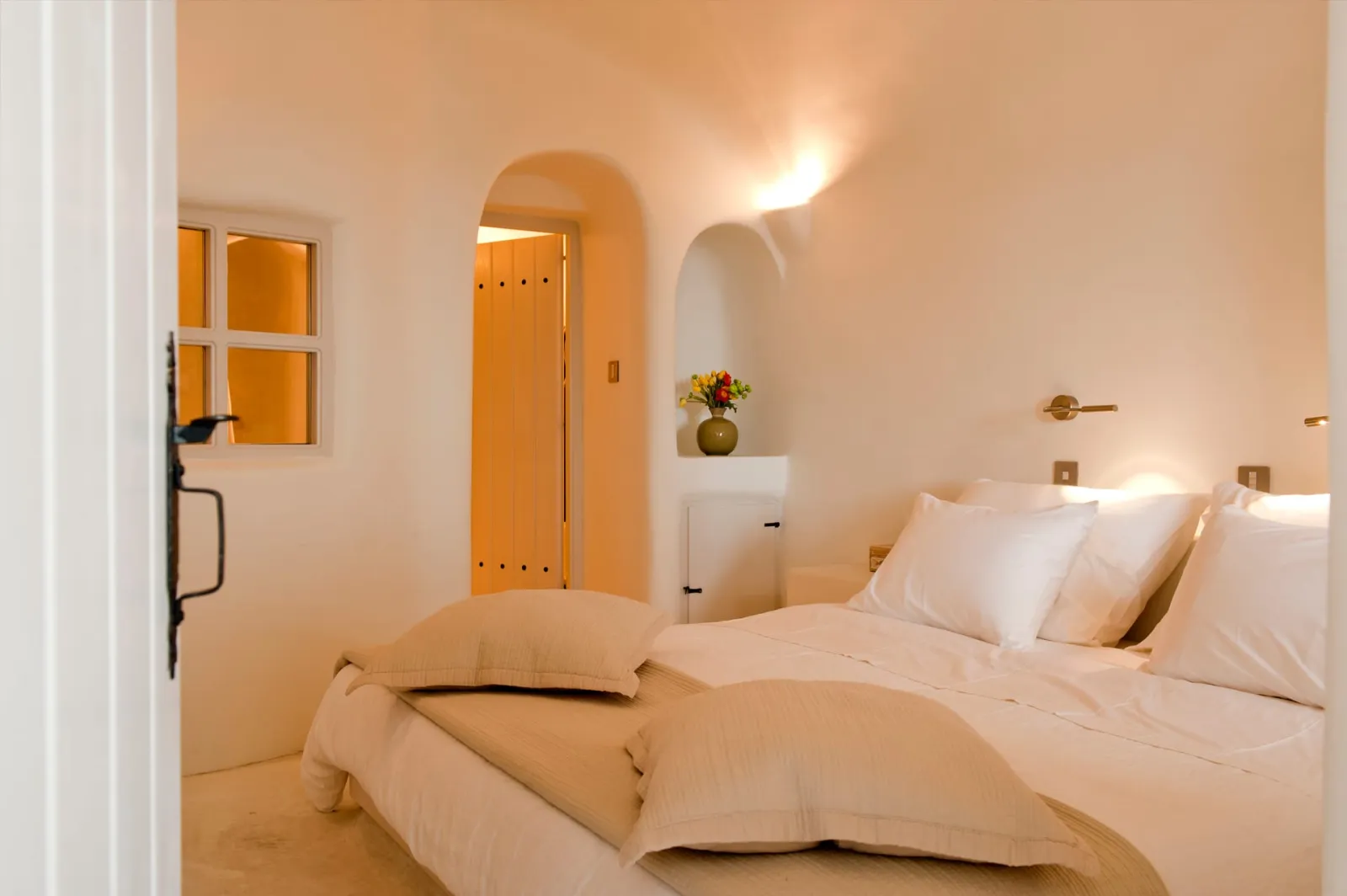 Poolfront Suite with Indoor Hot Tub & Caldera View