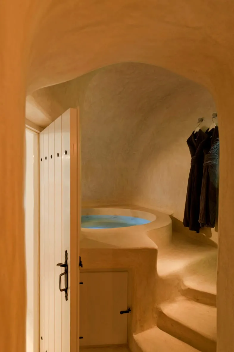 Poolfront Suite with Indoor Hot Tub & Caldera View