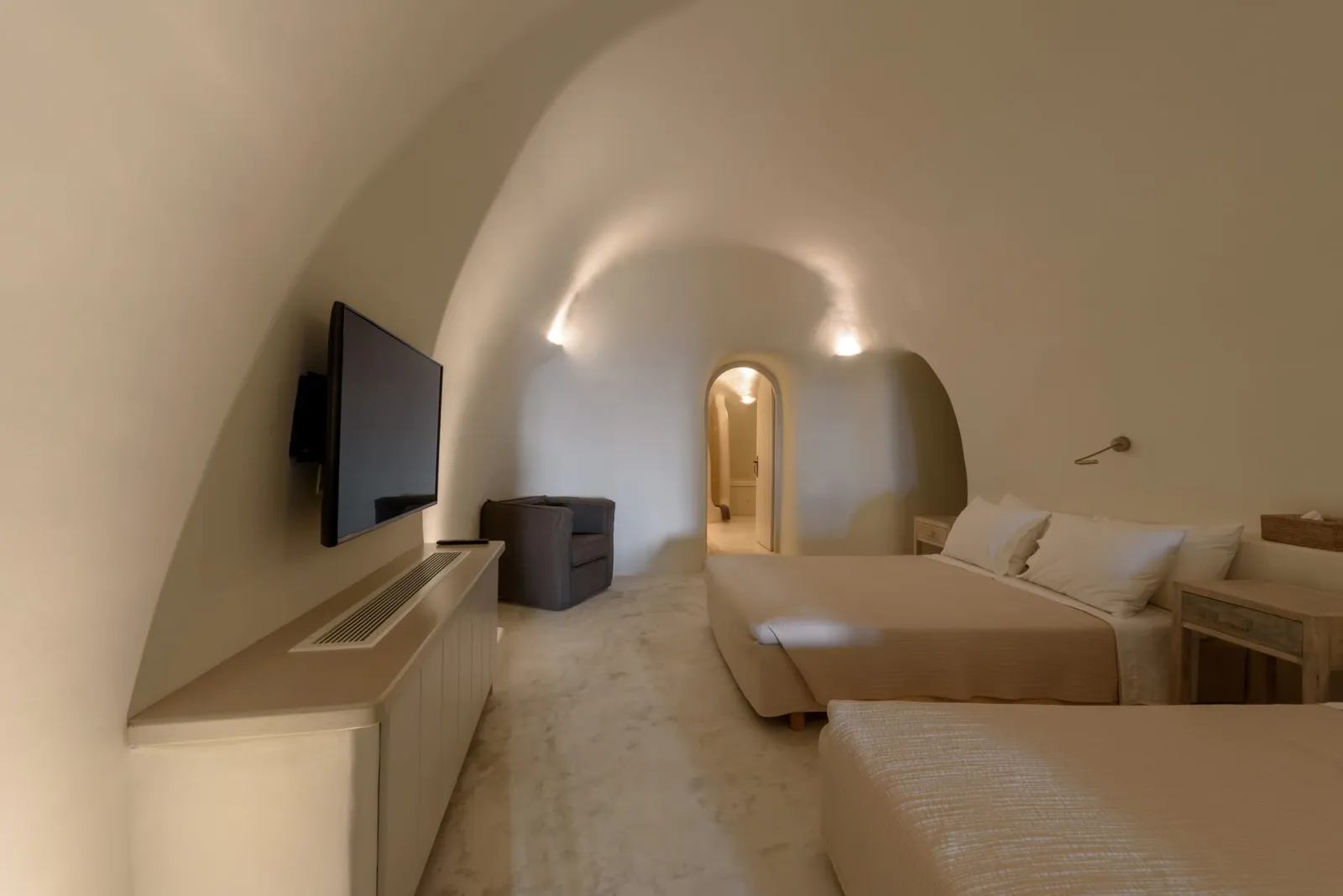 Kapari Honeymoon Suite with Private Indoor &amp; Outdoor Hot Tub