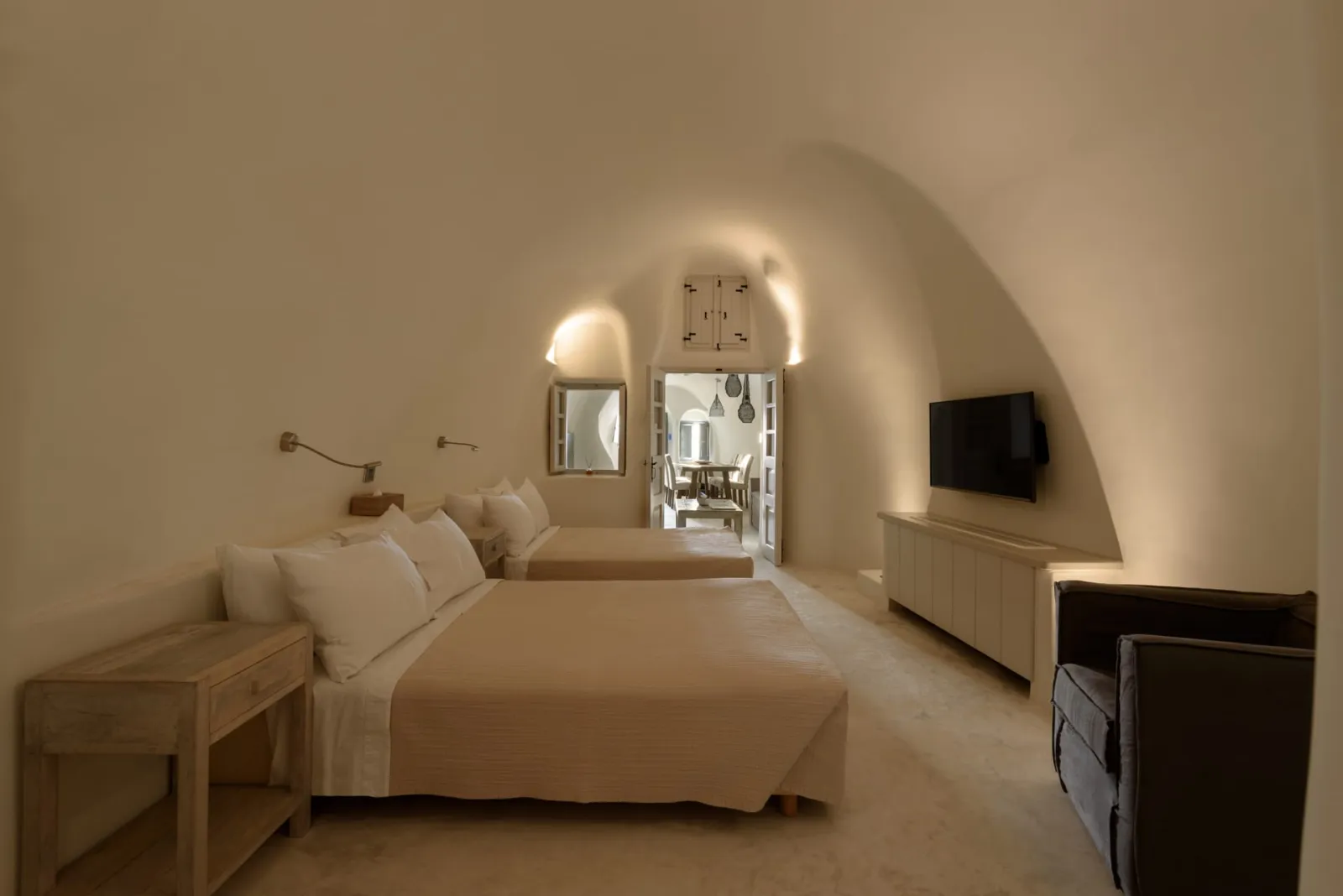 Kapari Honeymoon Suite with Private Indoor &amp; Outdoor Hot Tub