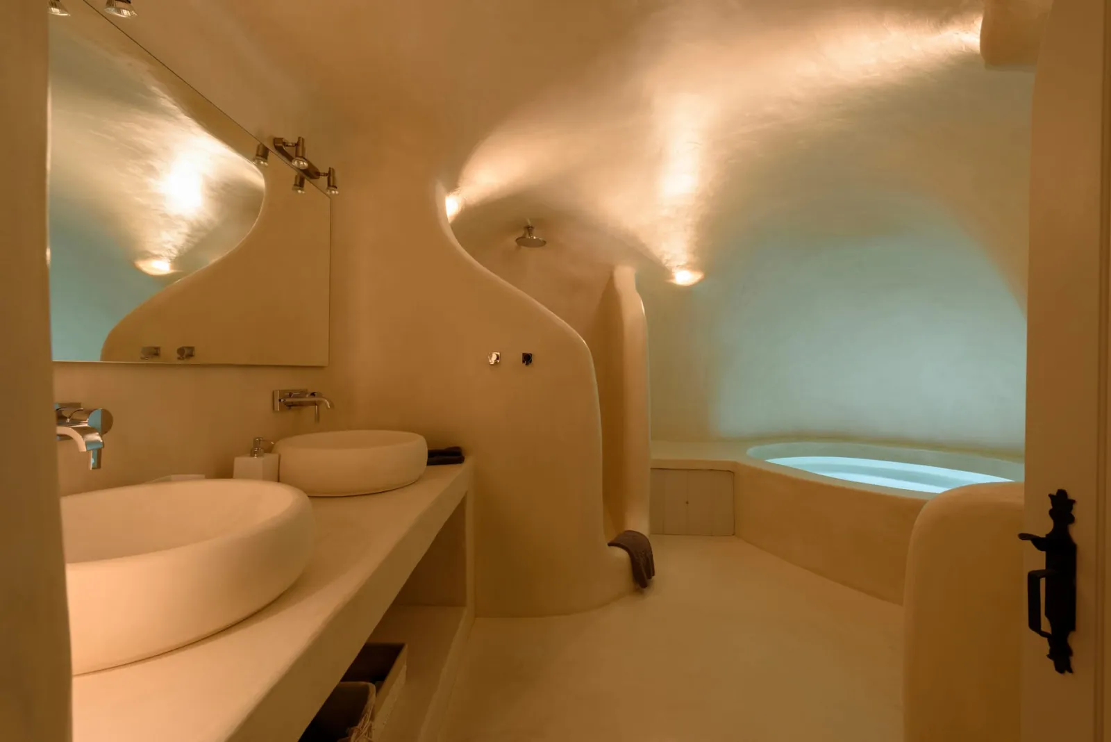Kapari Honeymoon Suite with Private Indoor &amp; Outdoor Hot Tub
