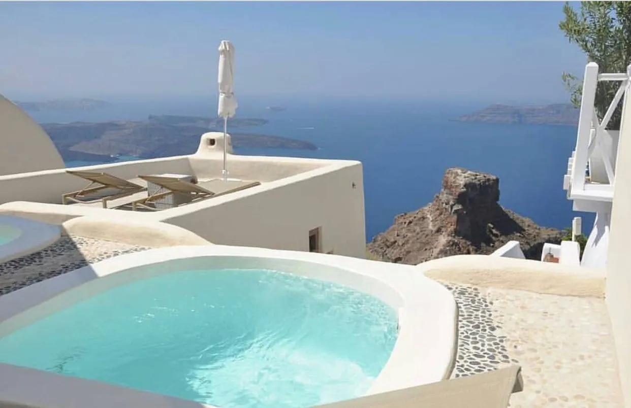 Kapari Honeymoon Suite with Private Indoor &amp; Outdoor Hot Tub