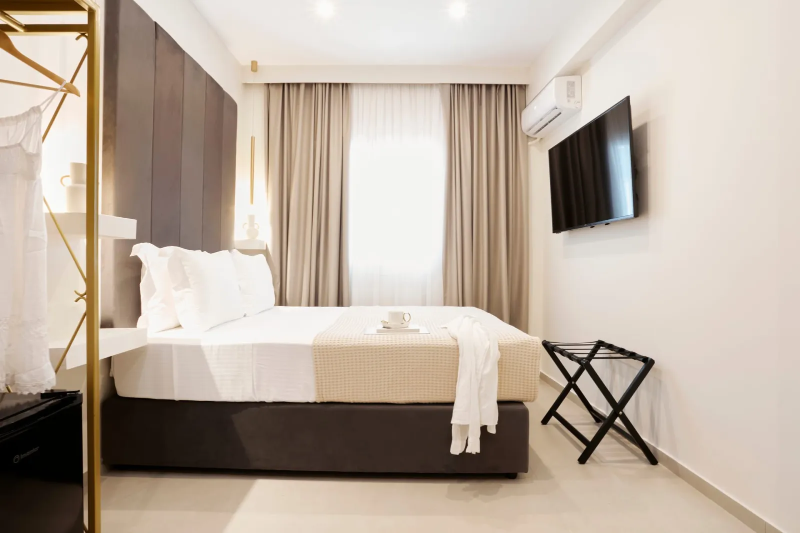 Suite with Bathtub