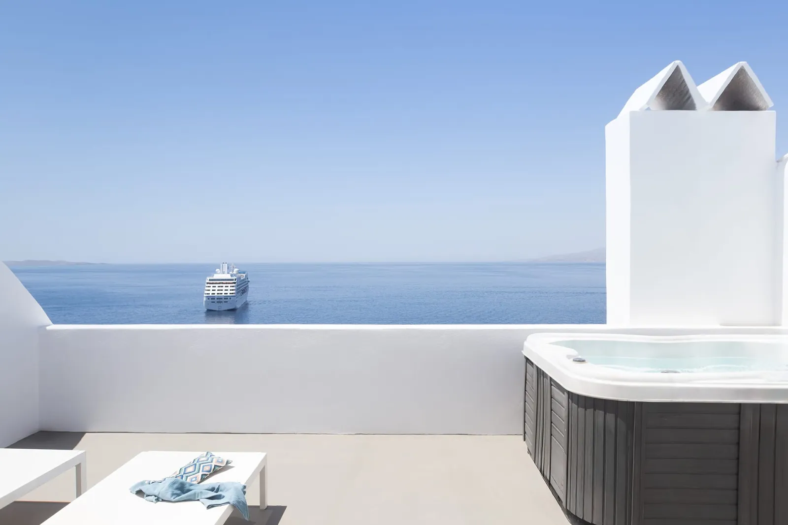 Master Two Bedroom Sea view Suite with Private Outdoors Jacuzzi