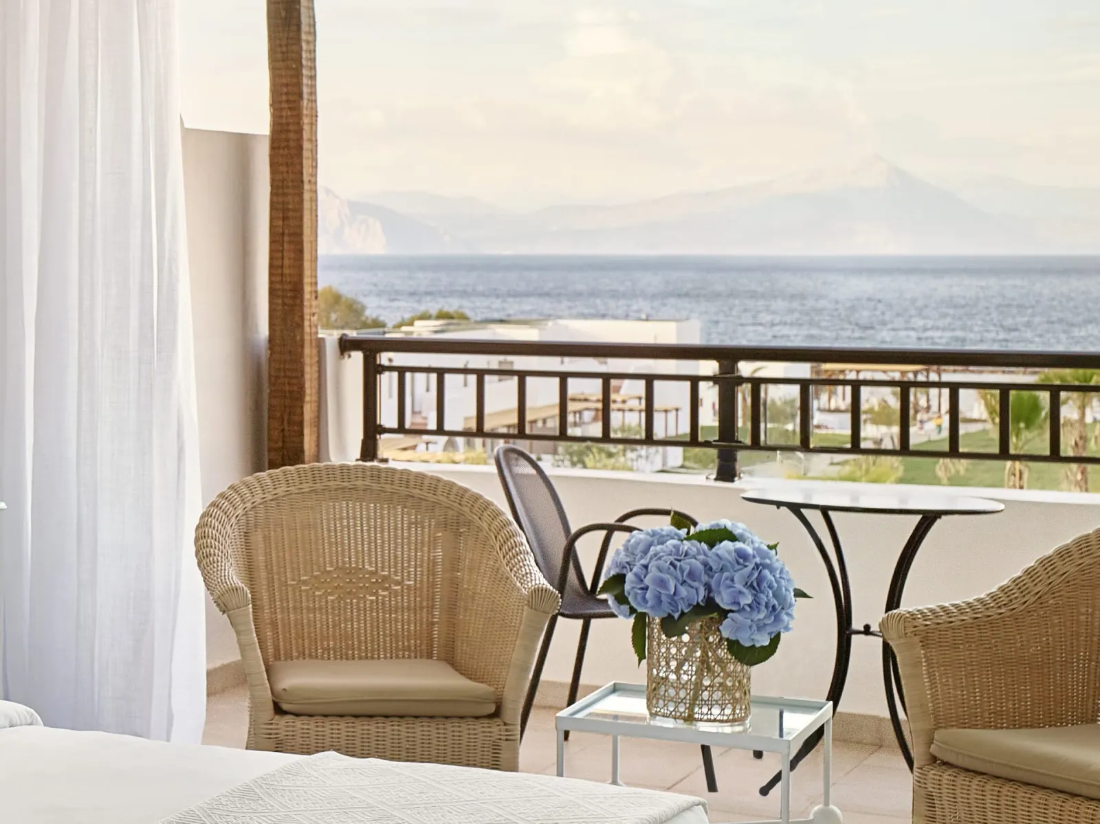 Marron Family Room Side Sea View