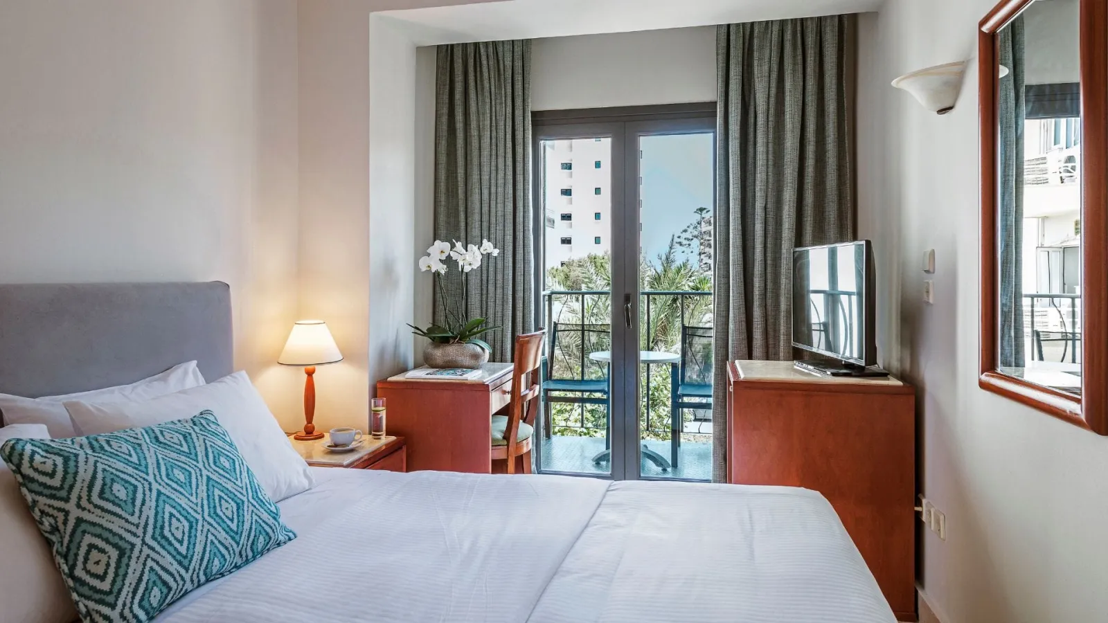 Twin Side Sea View with Balcony
