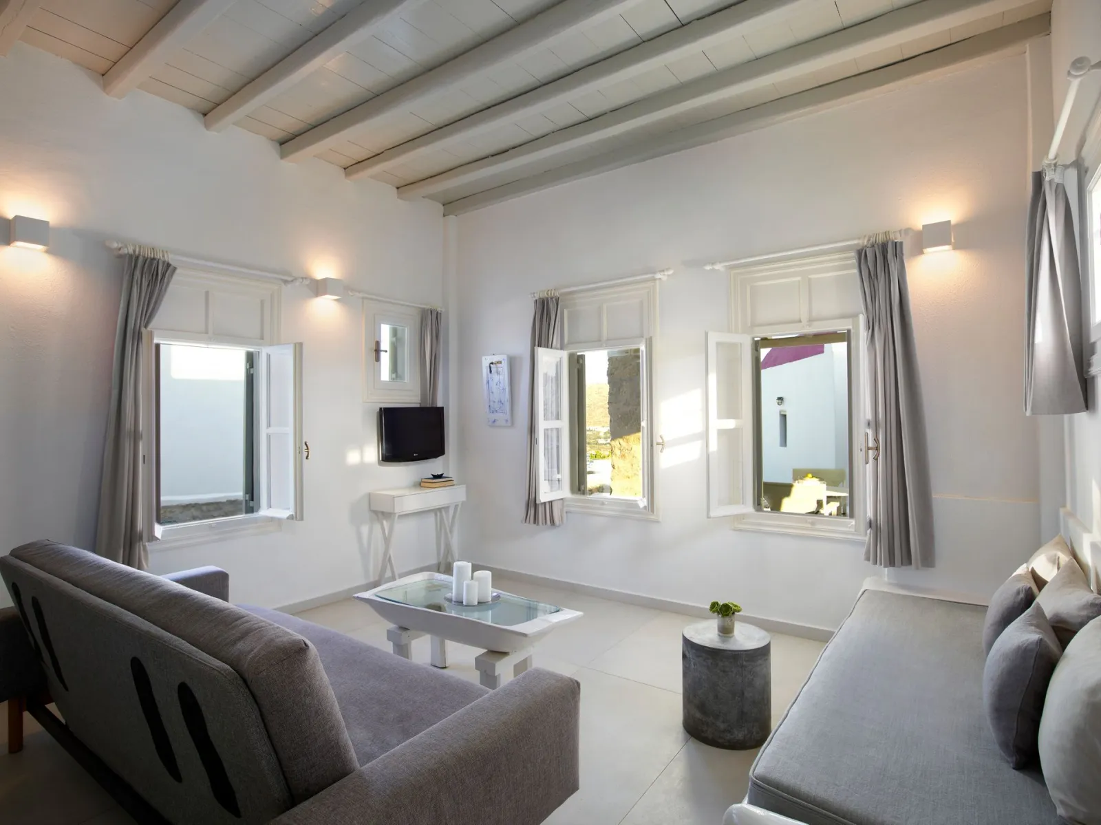 Eclectic One Bedroom House Sea View