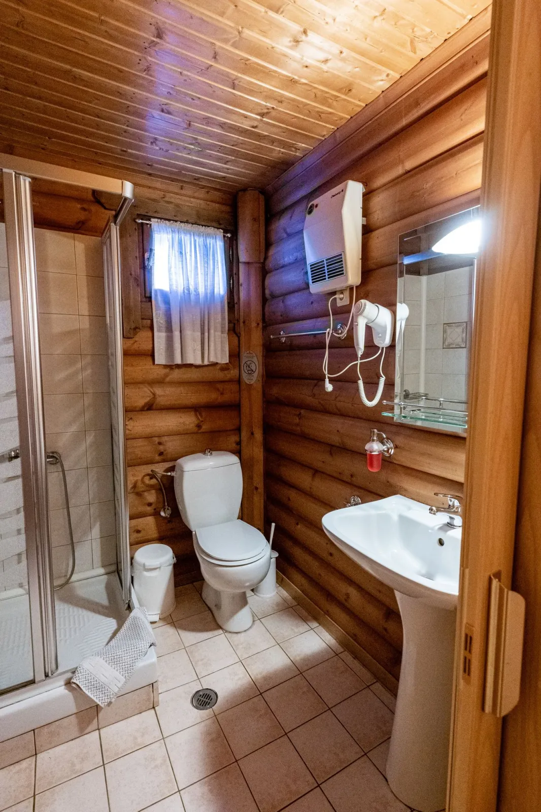 Chalet with Fireplace | 6 guests