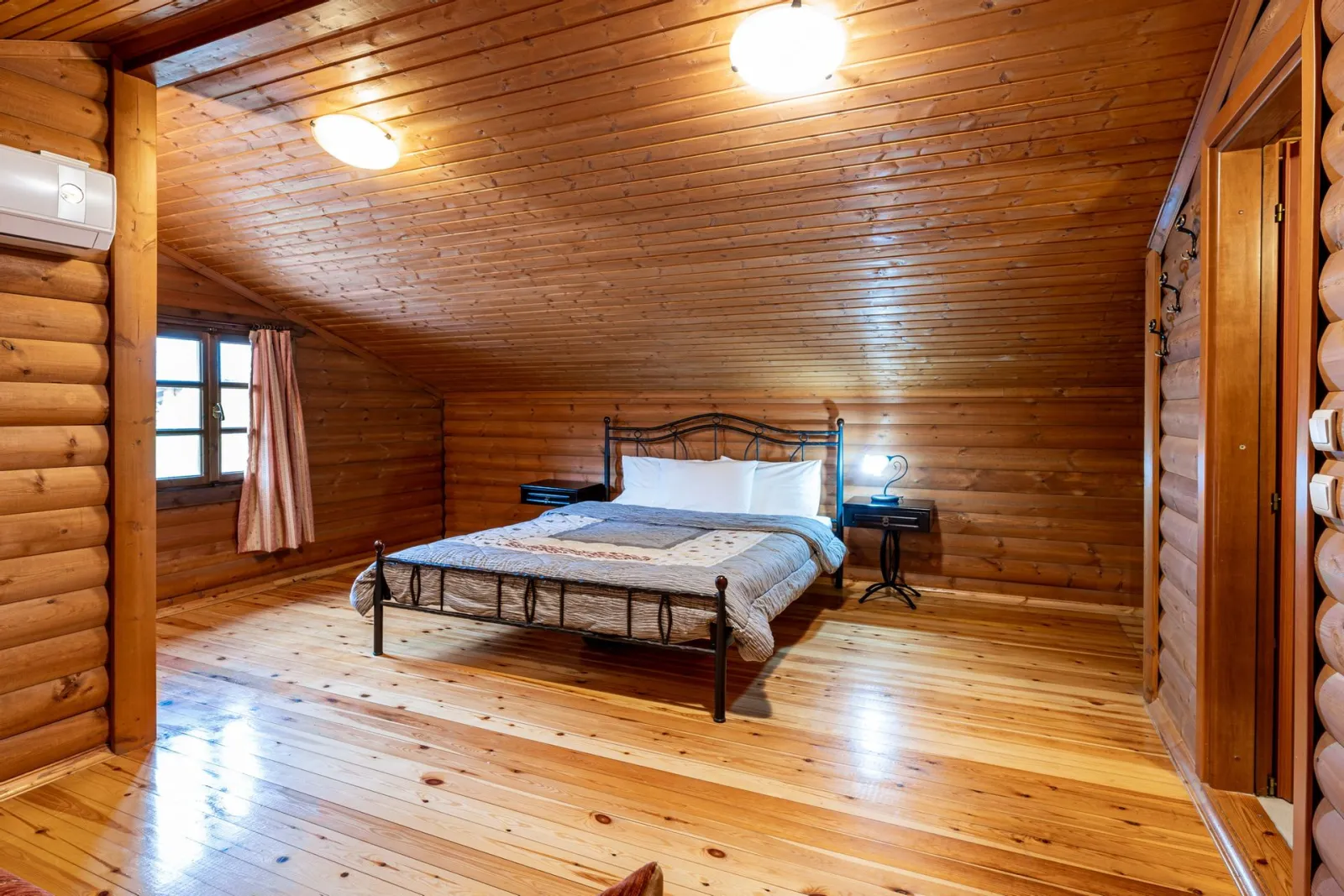 Chalet with Fireplace | 6 guests