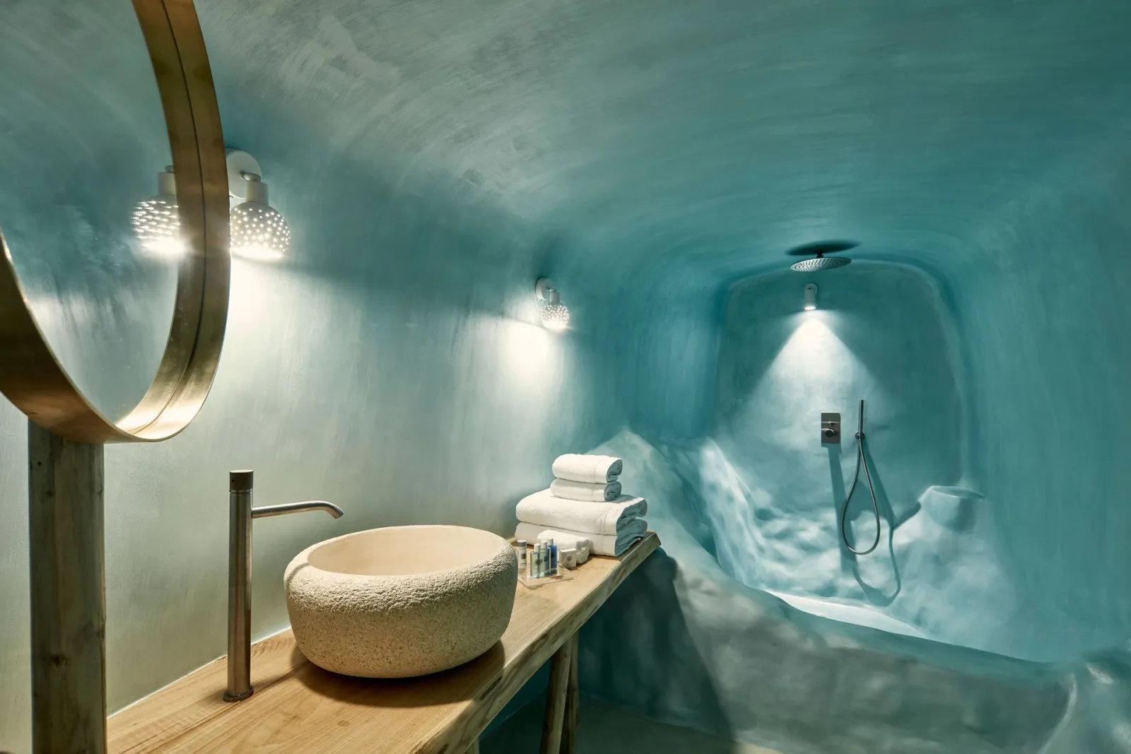 Superior Suite with Outdoor & Indoor Hot Tub and Caldera View