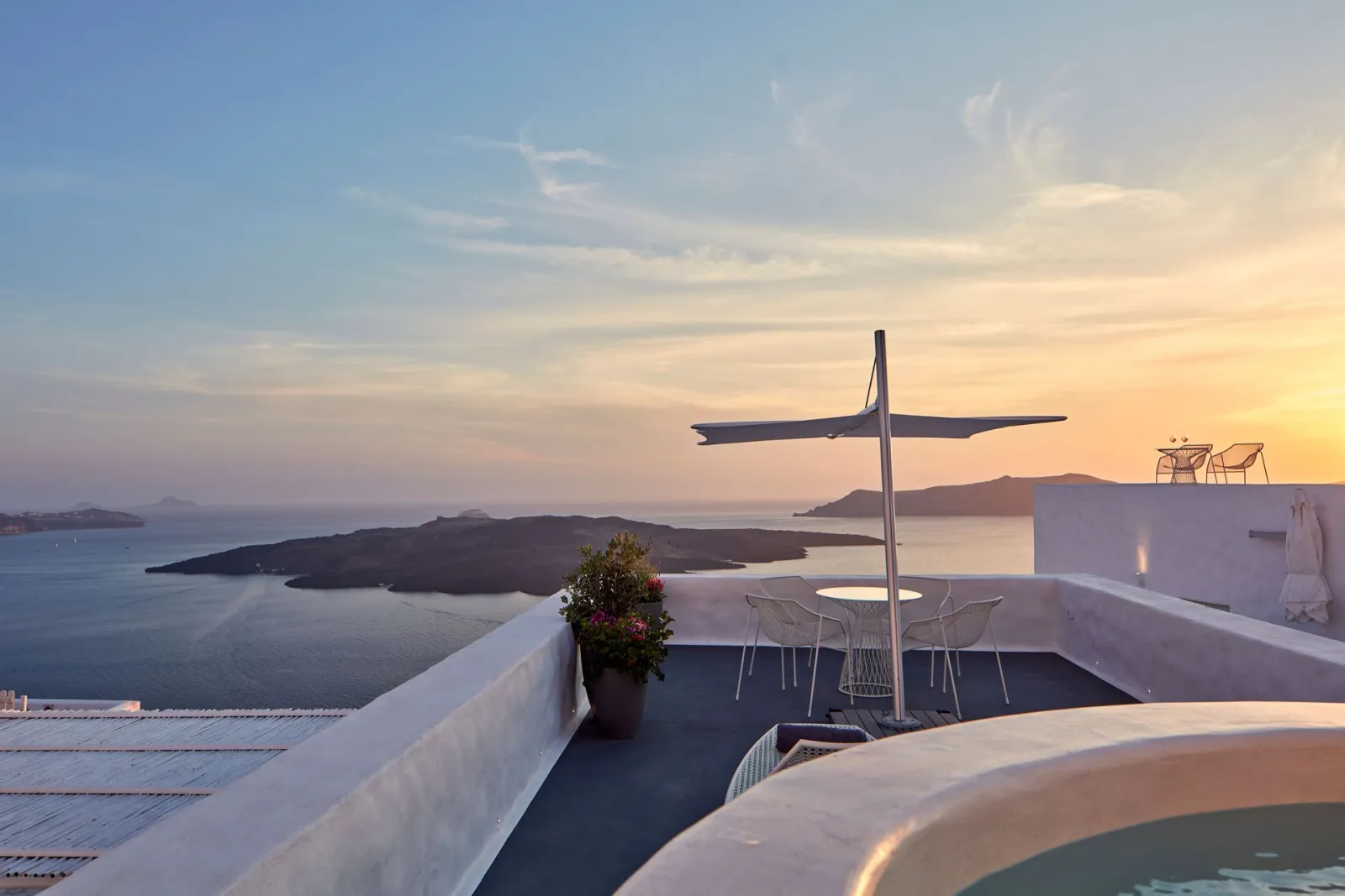 Honeymoon Executive Suite with Hot Tub and Caldera View