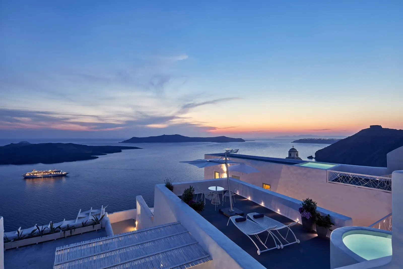 Honeymoon Executive Suite with  Hot Tub and Caldera View