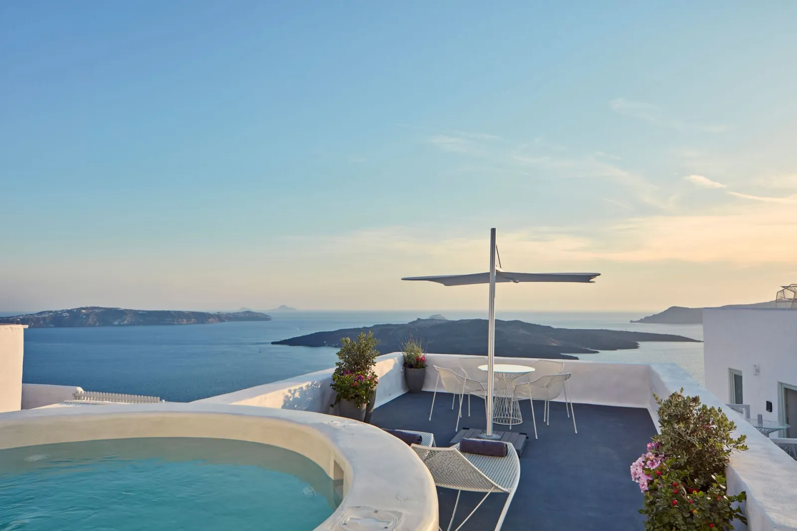 Honeymoon Executive Suite with Hot Tub and Caldera View