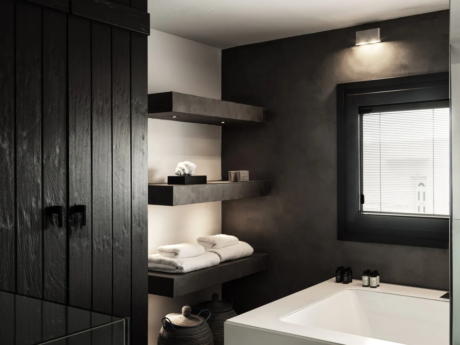 Deluxe Suite with Sharing Pool and Hot Tub