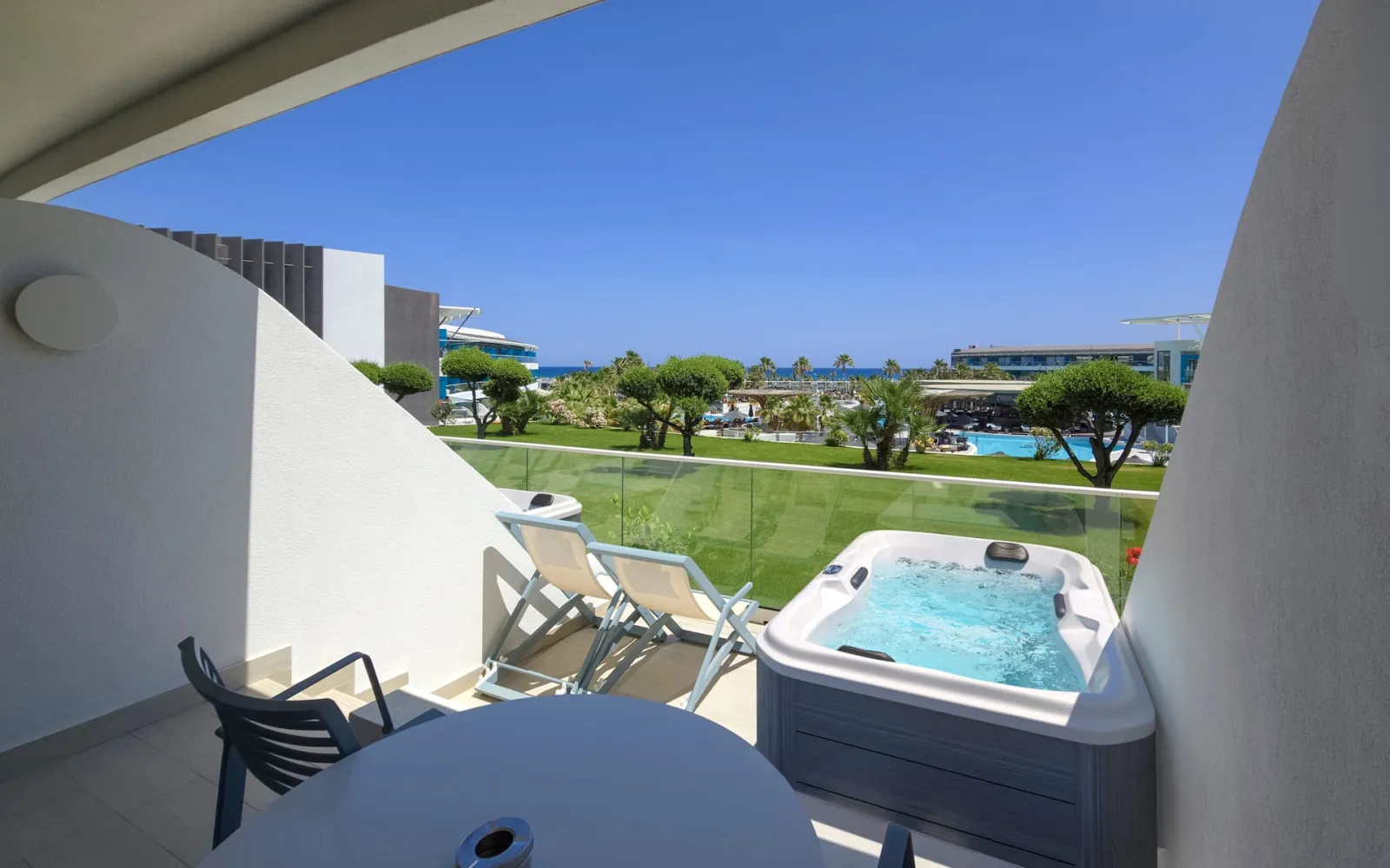 Superior Exclusive Pool or Sea View with Jacuzzi
