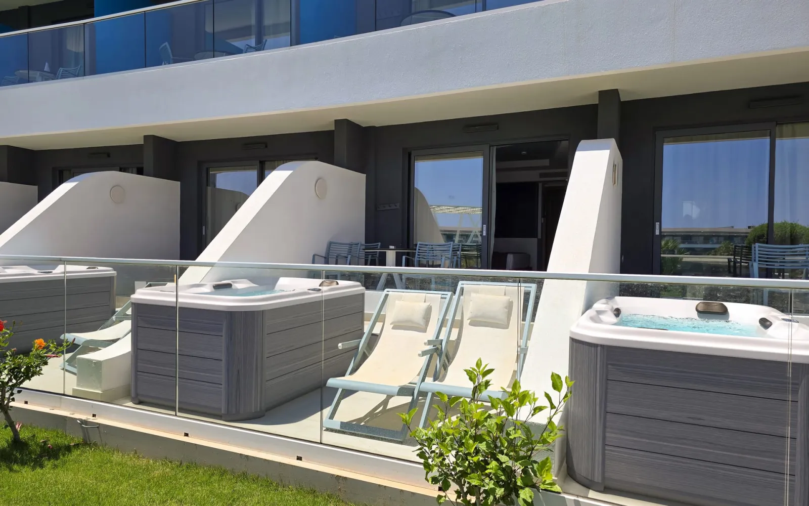 Superior Exclusive Pool or Sea View with Jacuzzi
