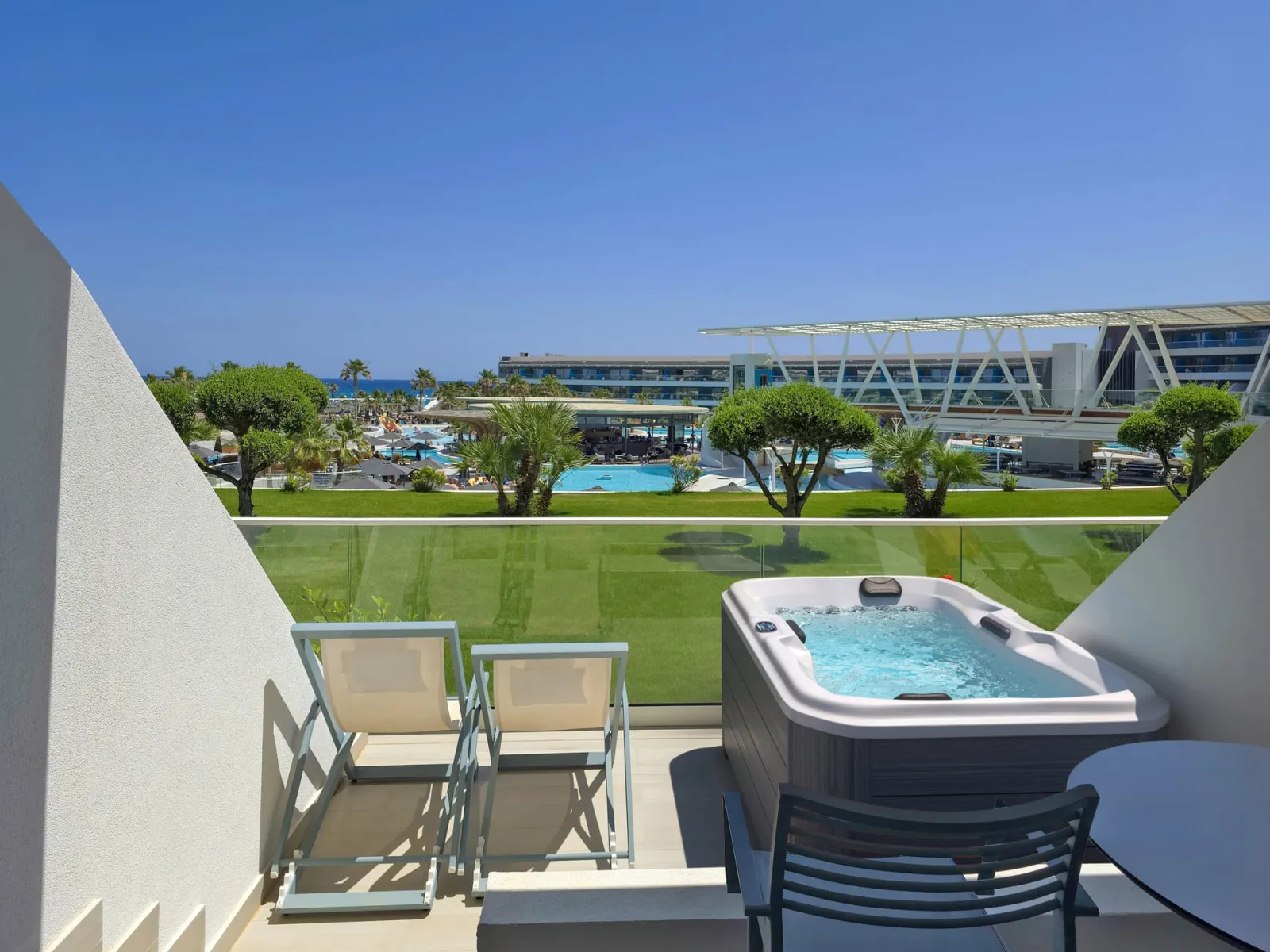 Superior Exclusive Pool or Sea View with Jacuzzi