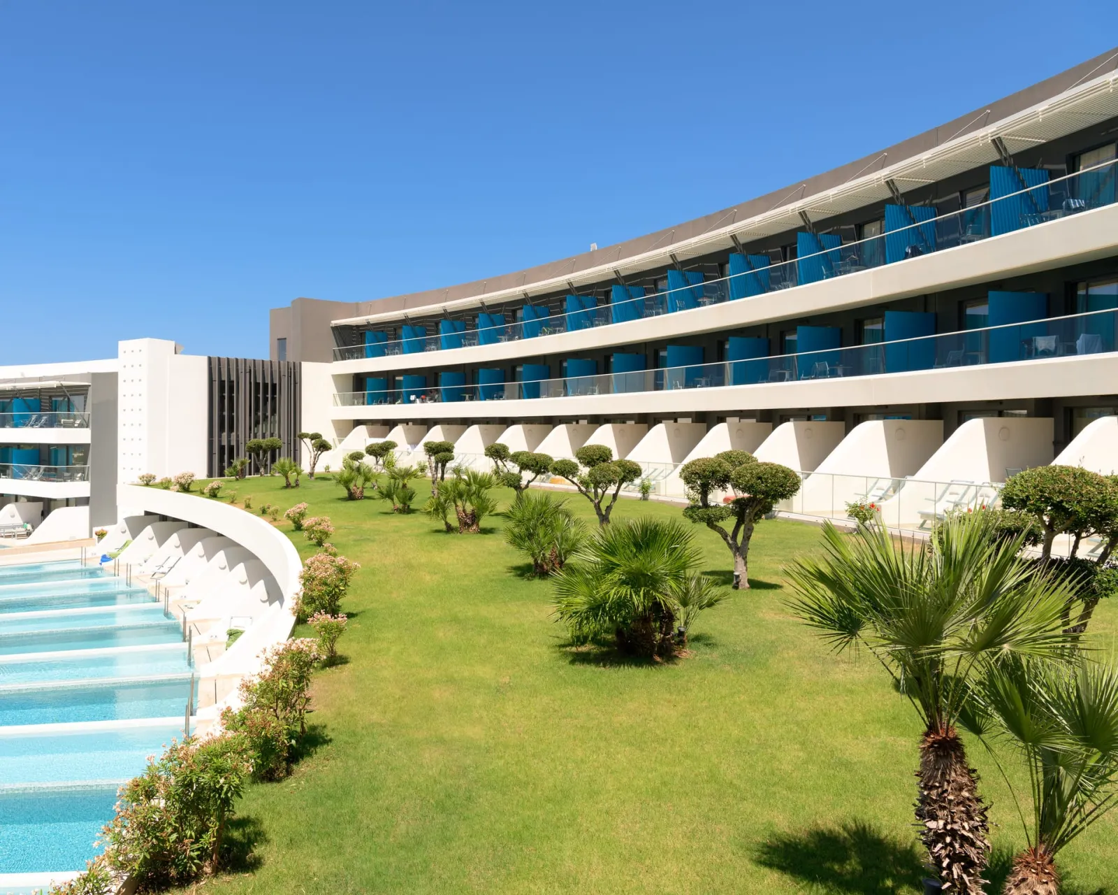 2 Bedroom Family Pool or Sea View