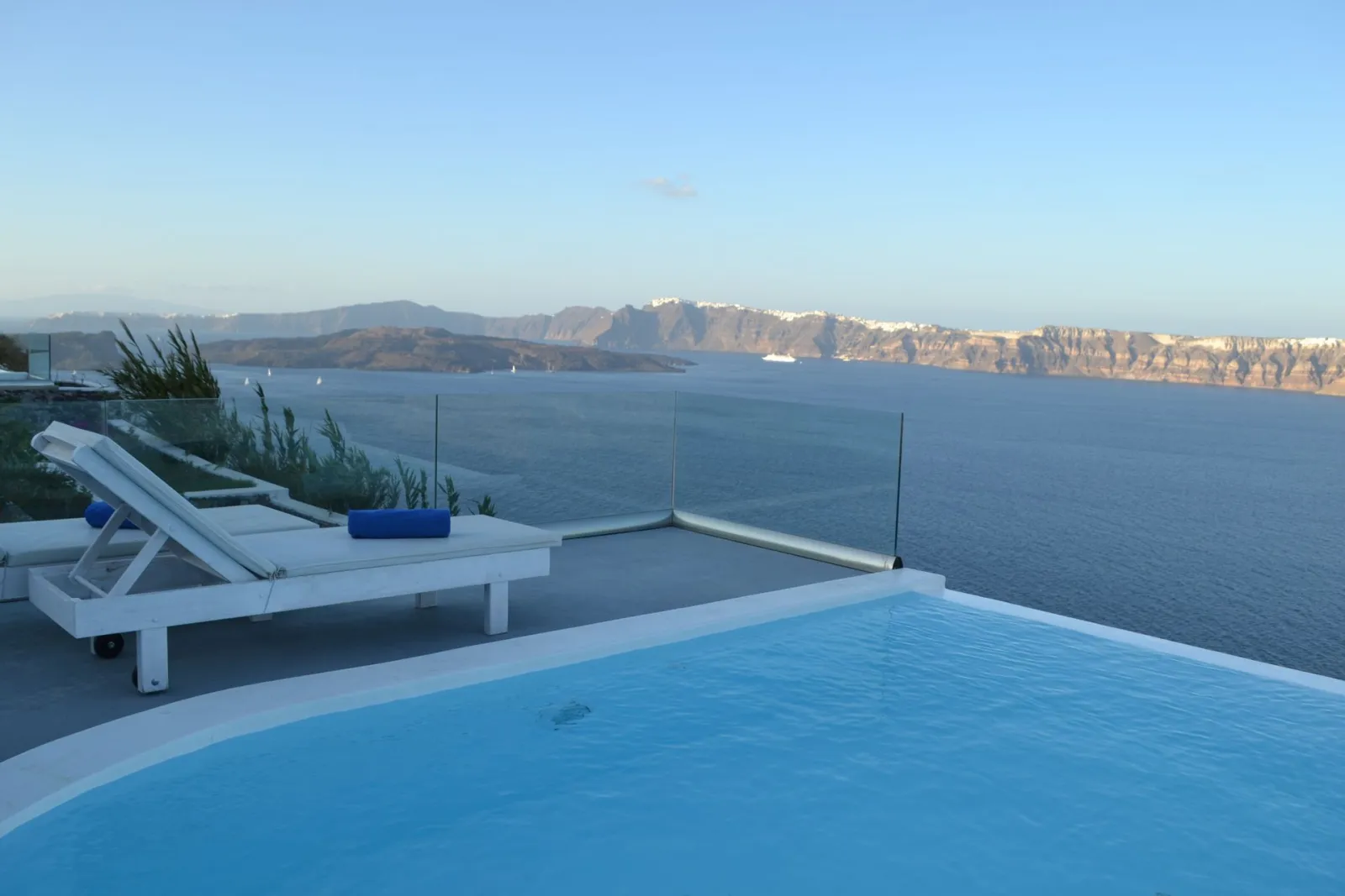 Junior Suite with Private Pool - Cliff edge Caldera Sea View