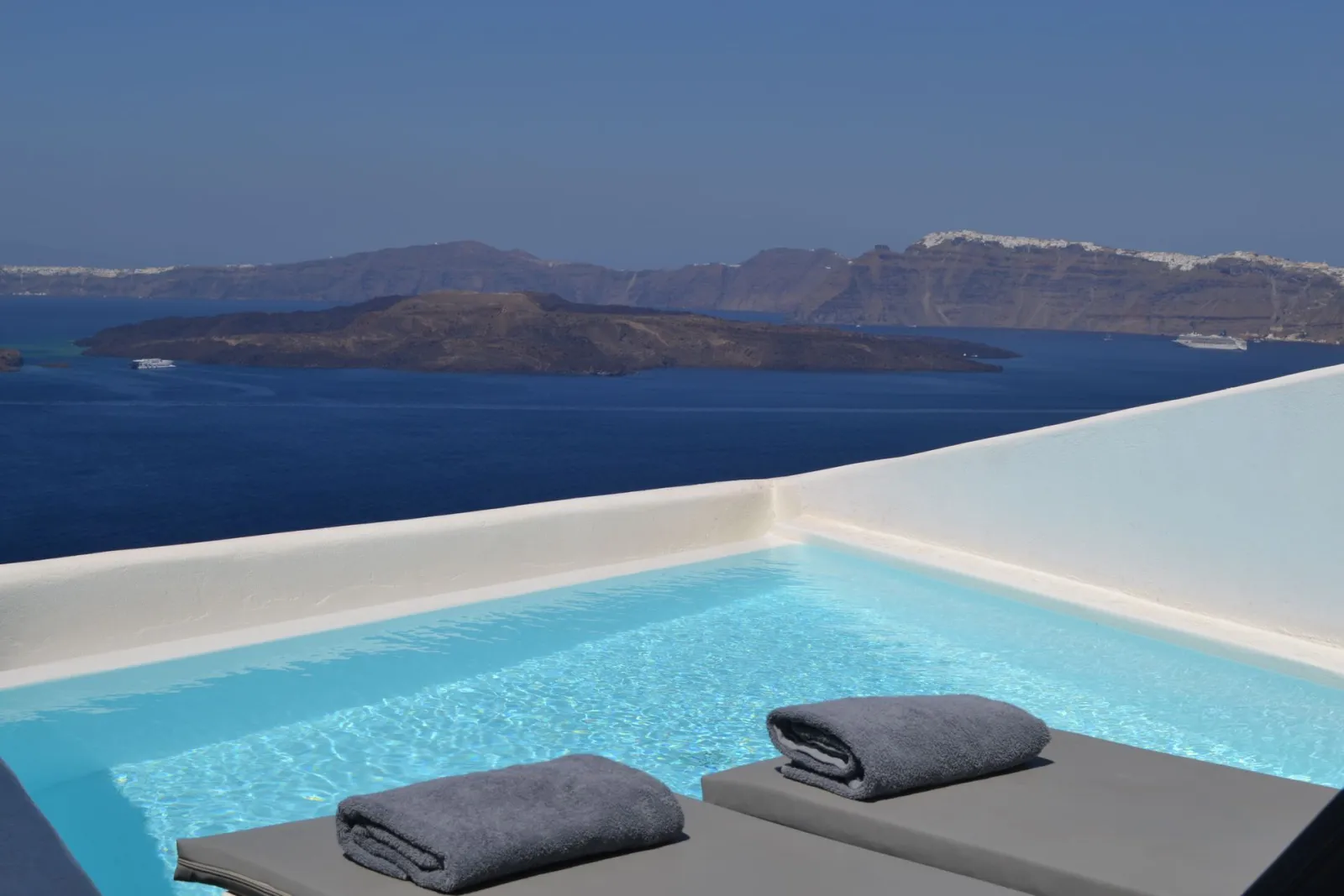 Senior Suite with private pool - Volcano & Sunset Sea View