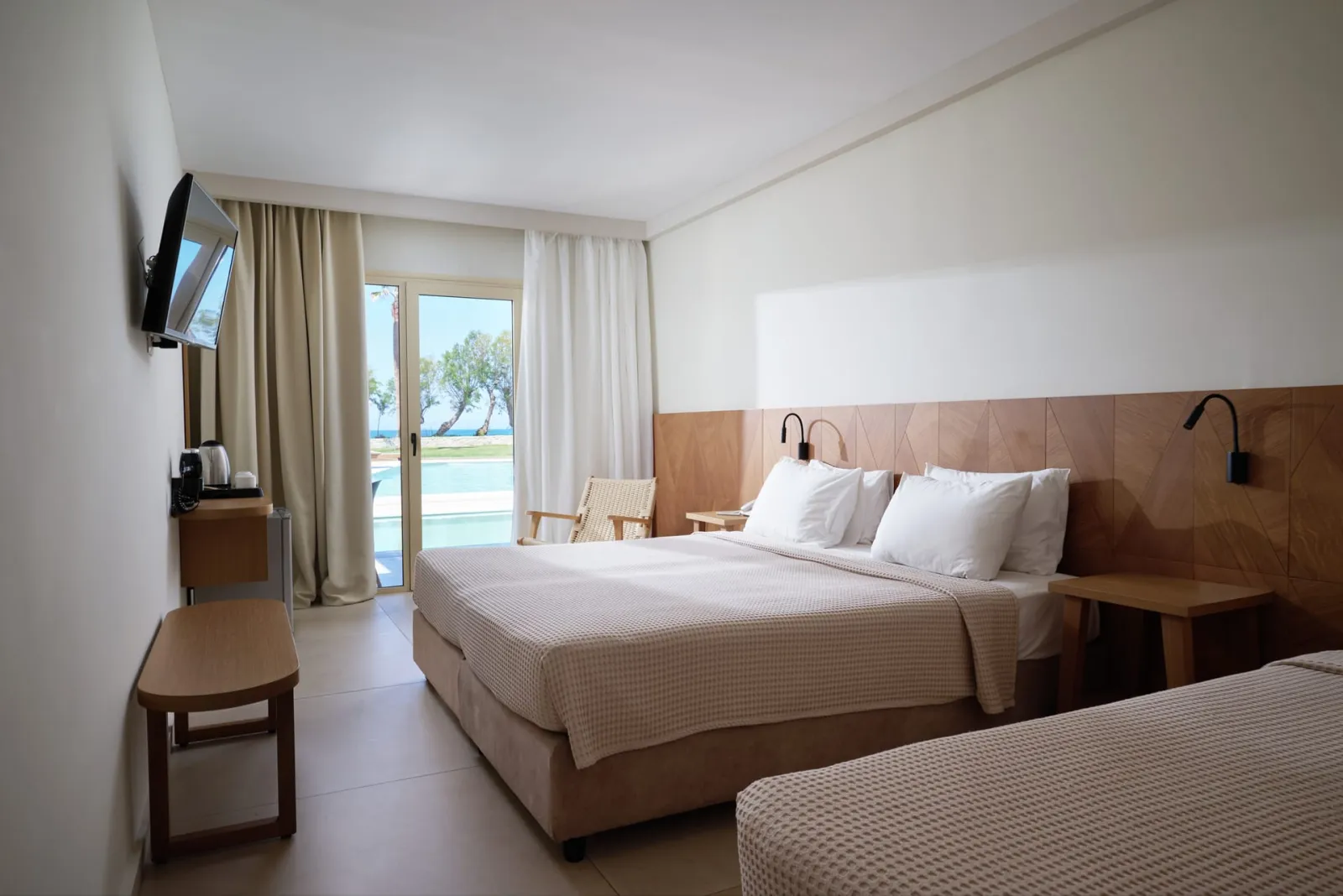 Superior swim up sea view