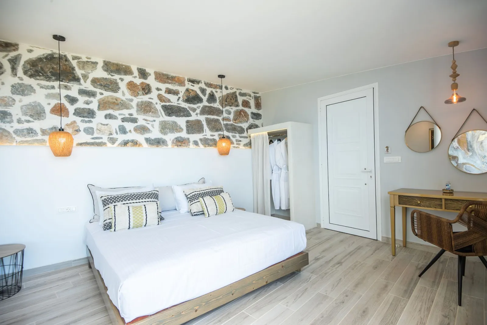 Suite with Private Outdoor Jacuzzi and Sea View