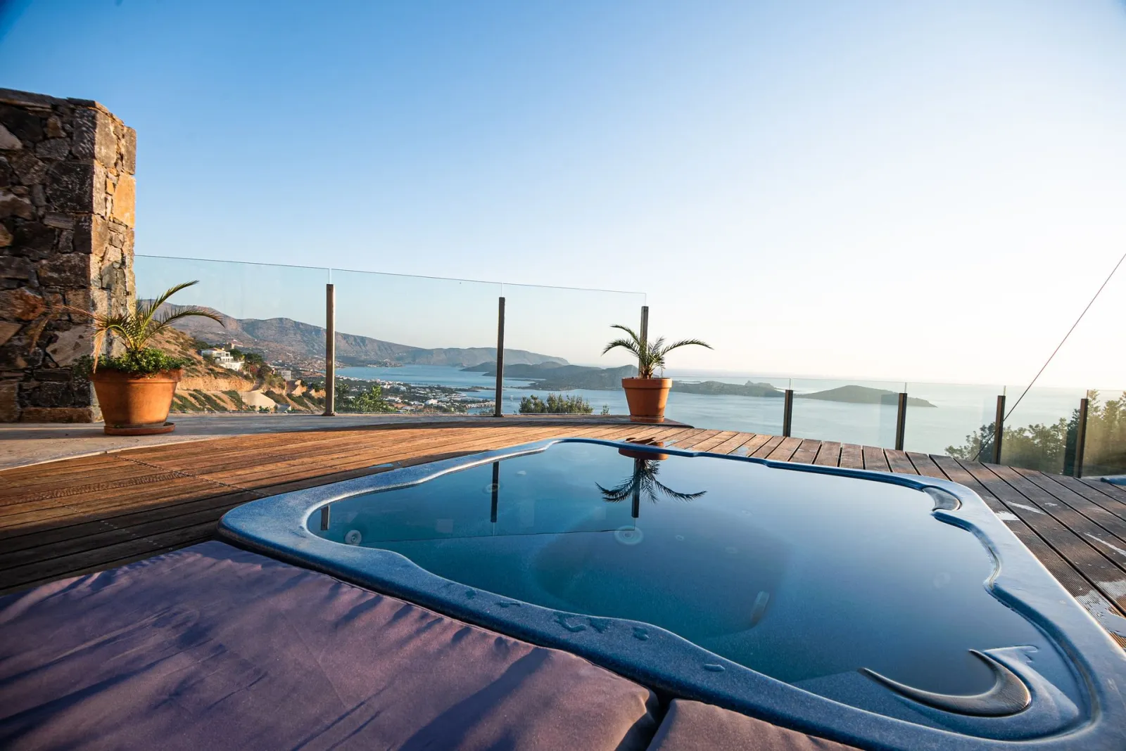 Suite with Private Outdoor Jacuzzi and Sea View