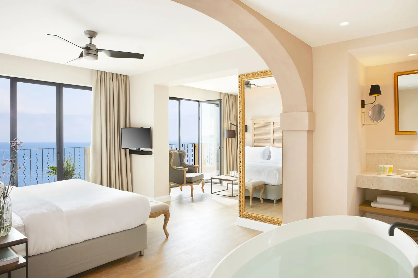 Deluxe Suite Whirlpool Sea View