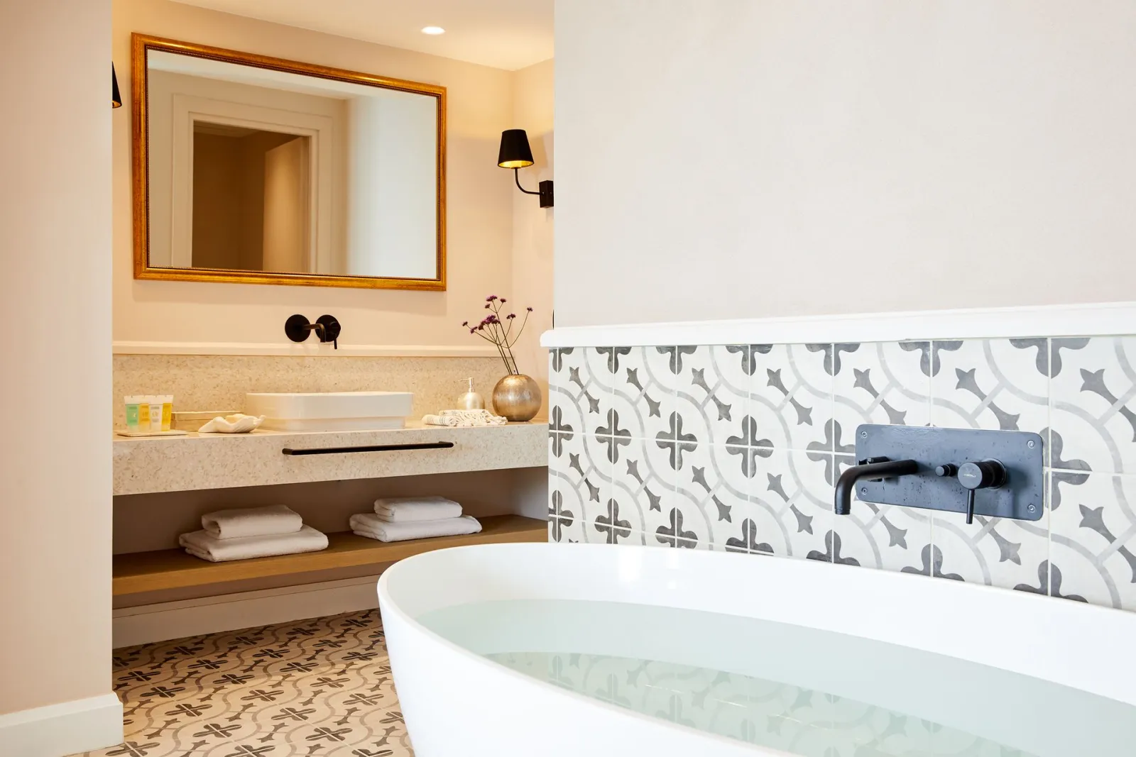 Deluxe Suite Whirlpool Sea View