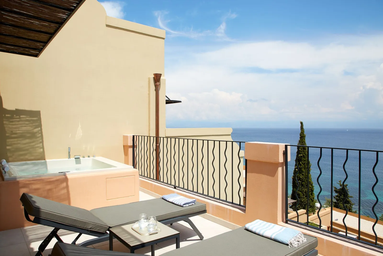 Deluxe Suite Whirlpool Sea View