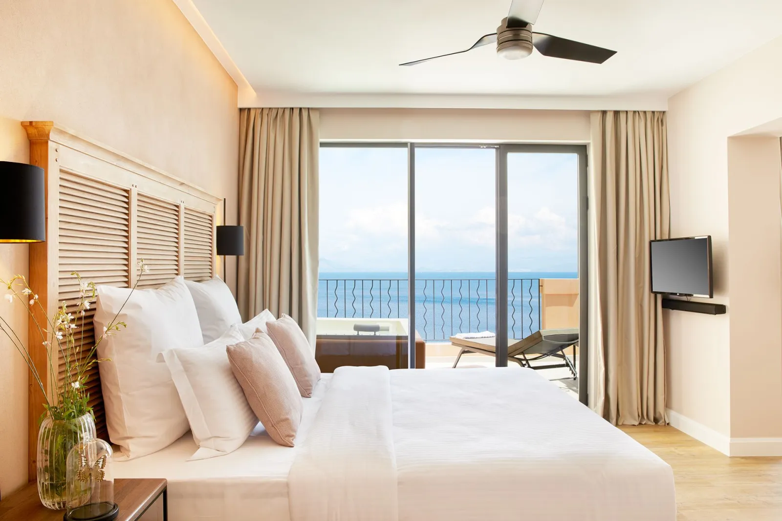 Grand Terrace Deluxe Suite Whirlpool Sea View