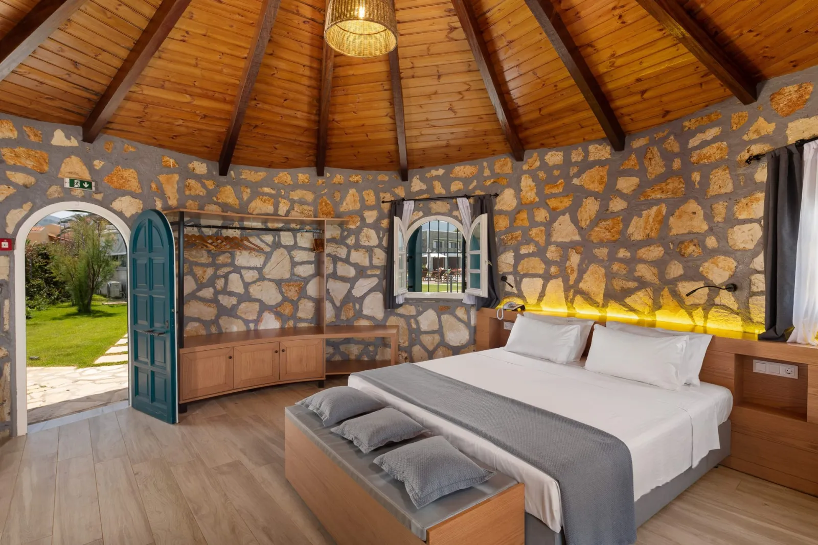 Romantic Suite on Beach Side