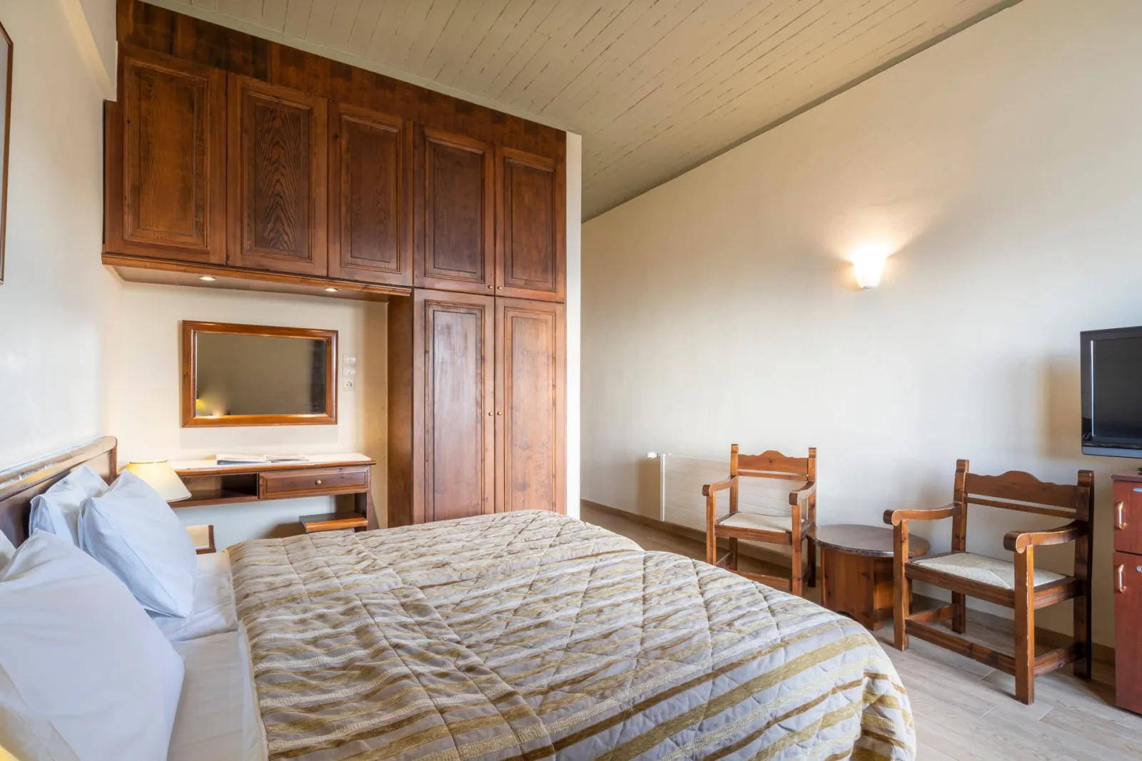Standard Delphi Valley View Room