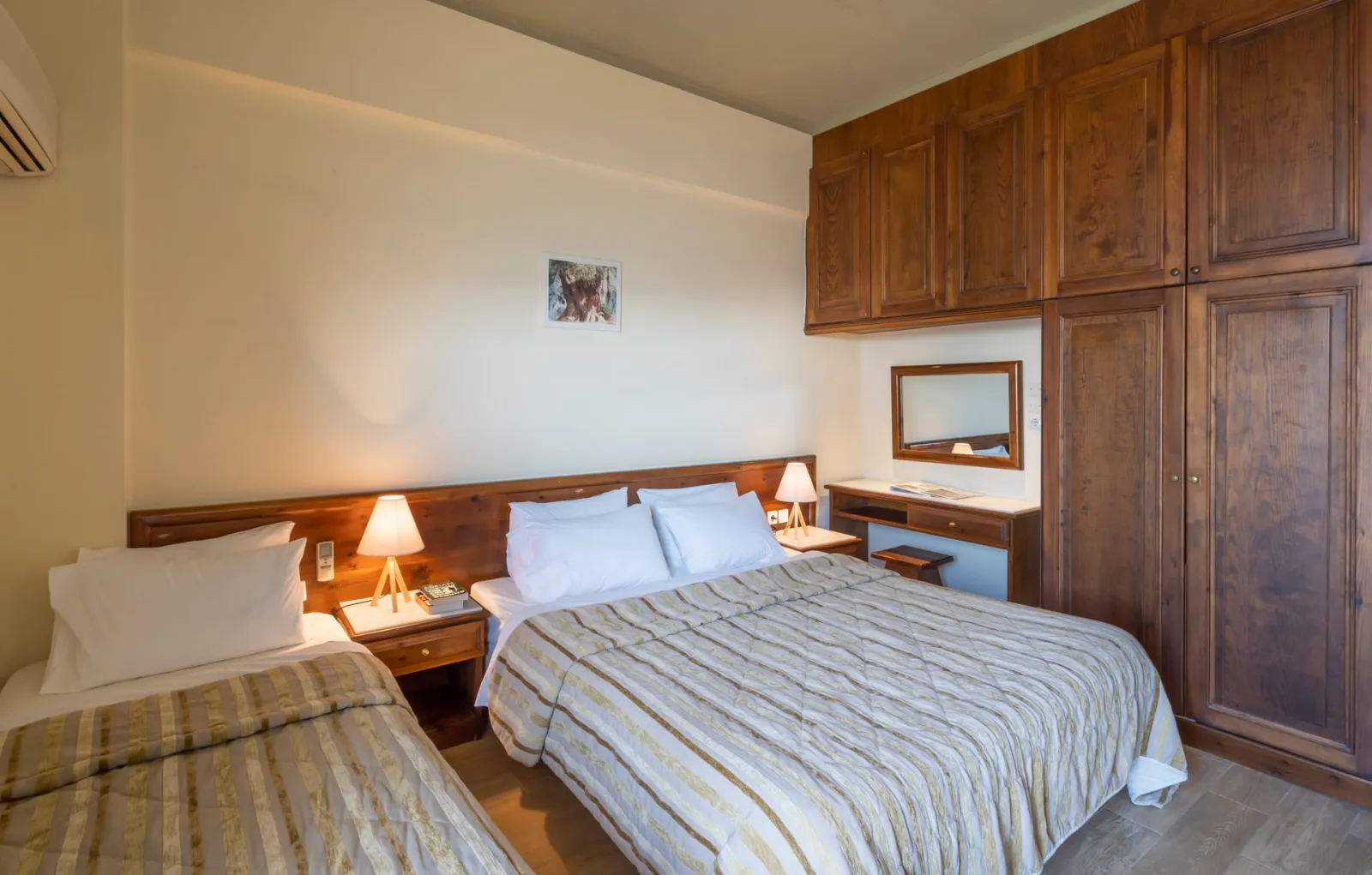 Standard Triple Delphi Valley View Room