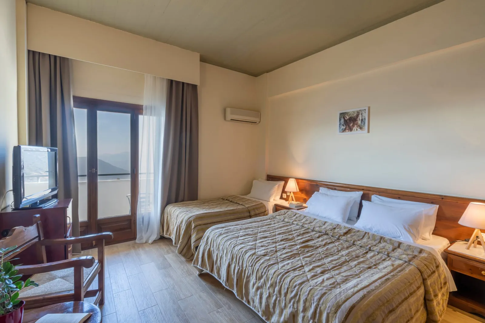 Standard Triple Delphi Valley View Room
