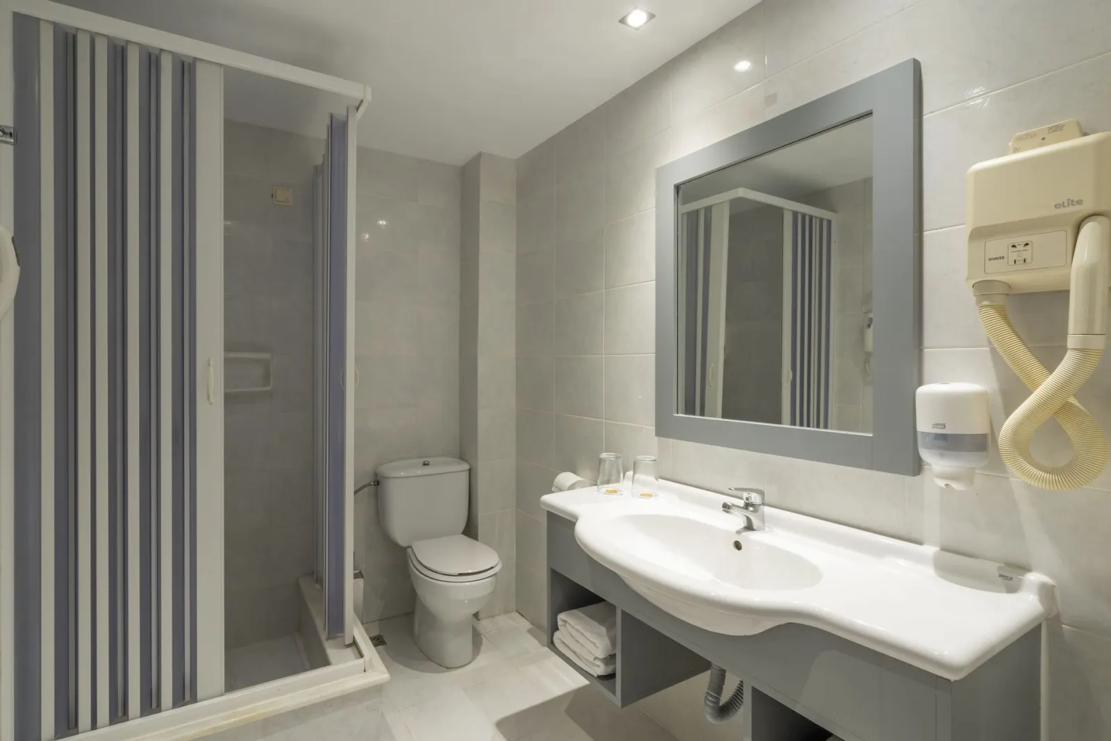 Standard Triple Delphi Valley View Room