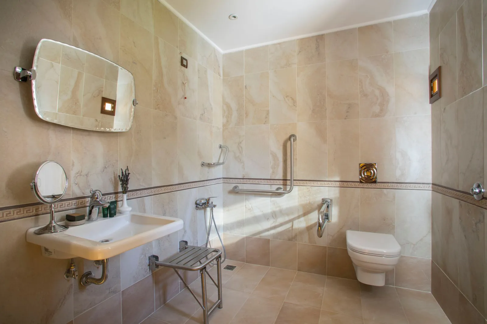 AMEA/Accessible Room with Garden View