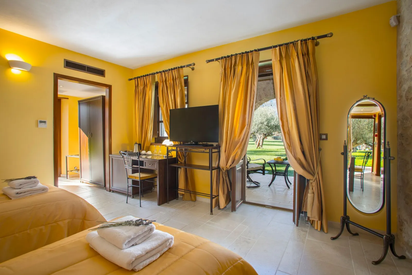 AMEA/Accessible Room with Garden View